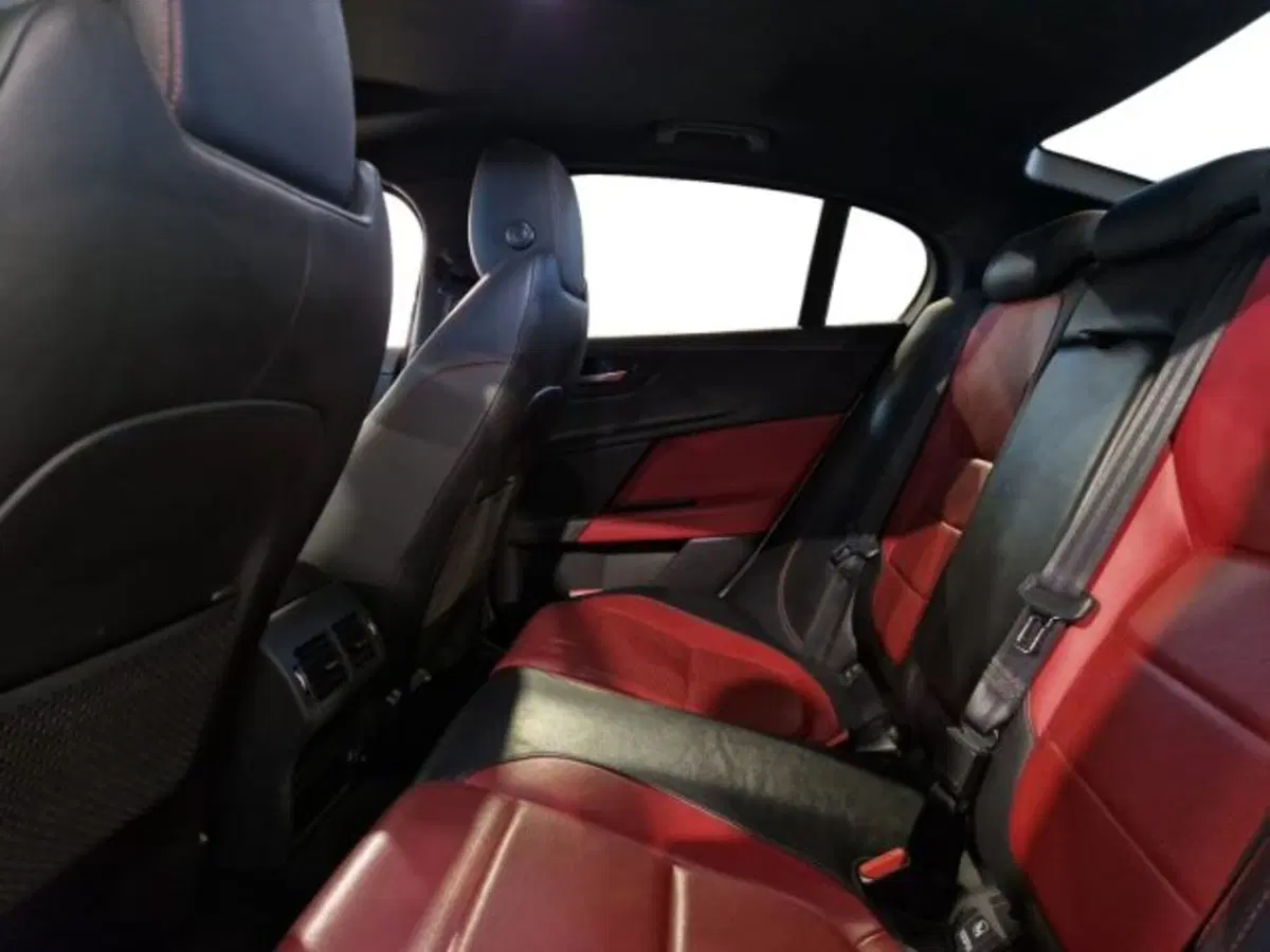 Jaguar XE usata a Livorno (15)