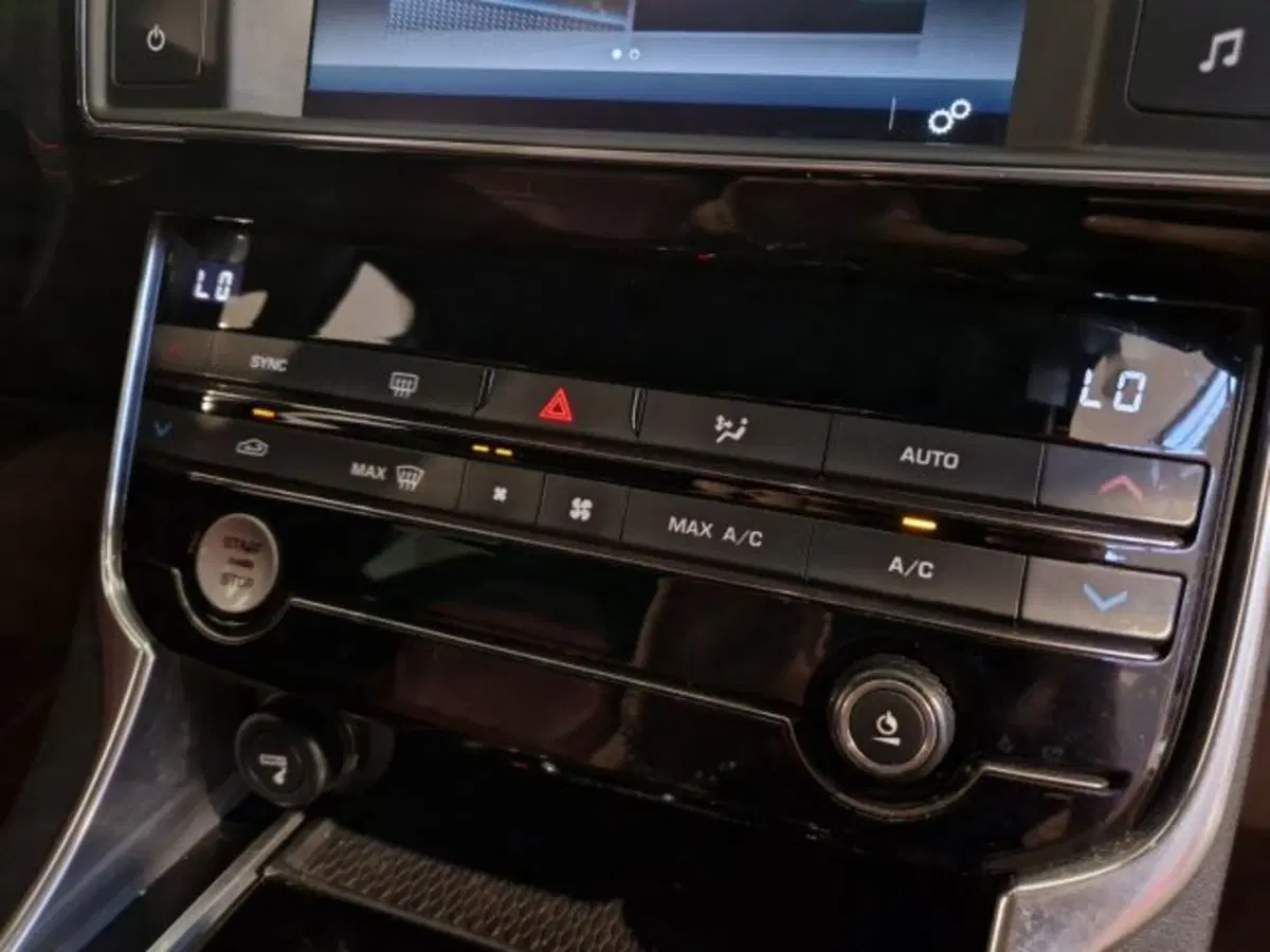 Jaguar XE usata a Livorno (18)