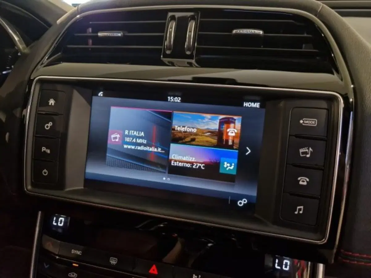 Jaguar XE usata a Livorno (19)