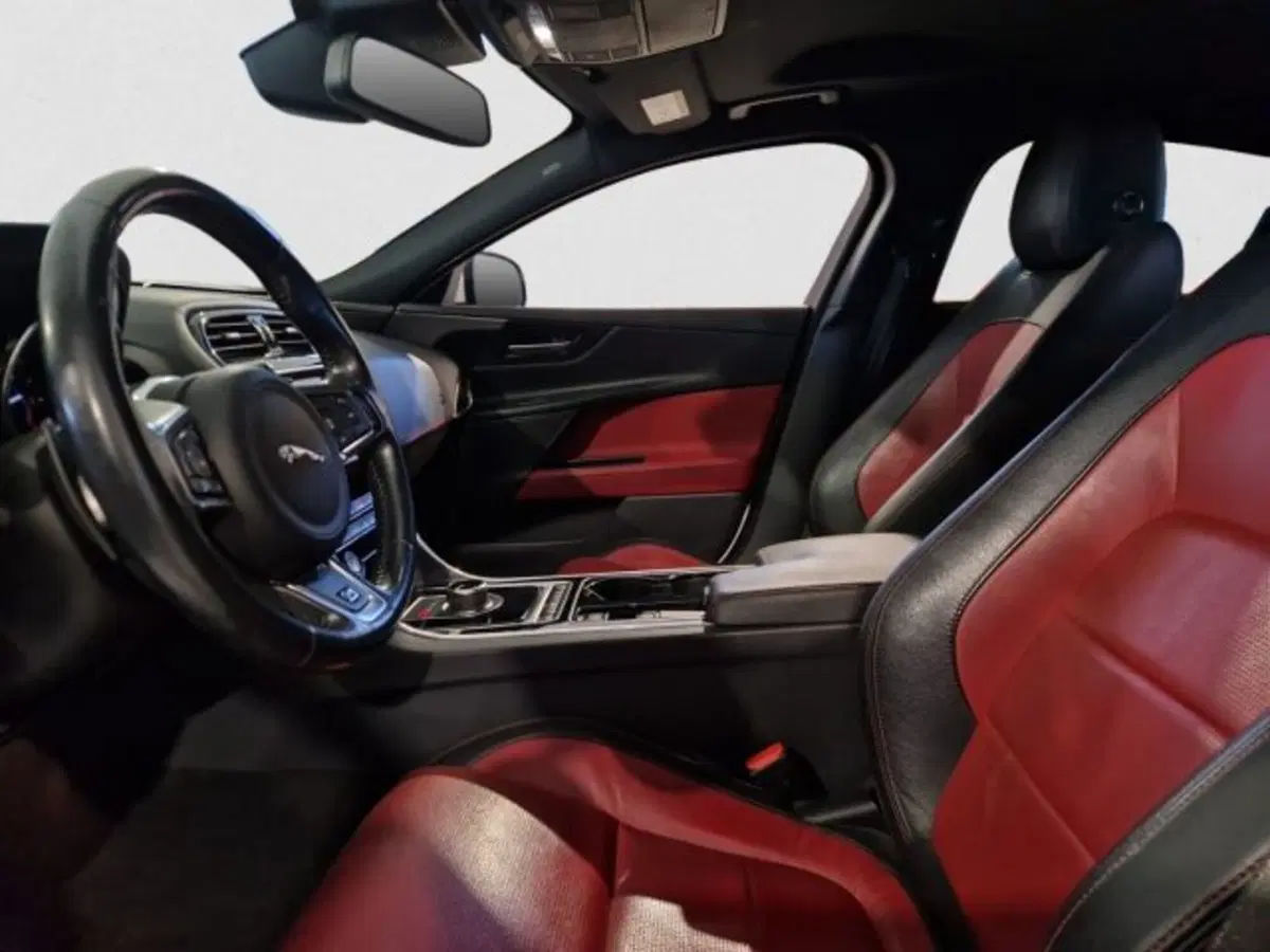 Jaguar XE usata a Livorno (8)