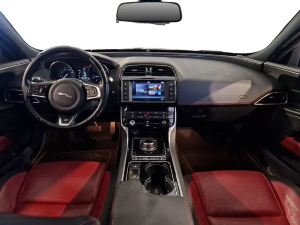 Jaguar XE usata a Livorno (9)