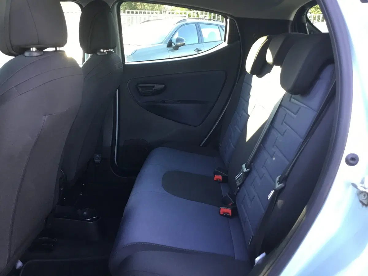 Lancia Ypsilon usata a Napoli (6)