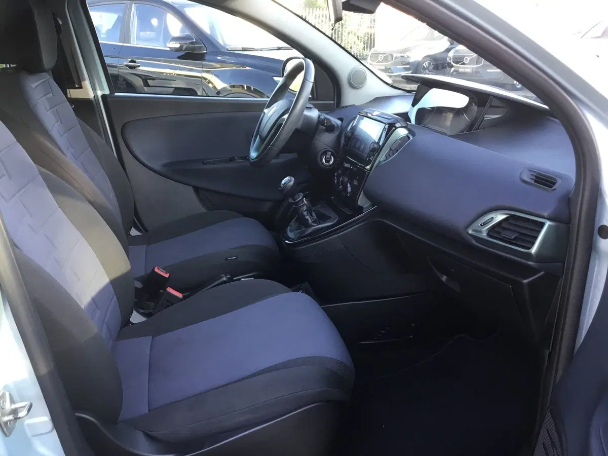 Lancia Ypsilon usata a Napoli (8)