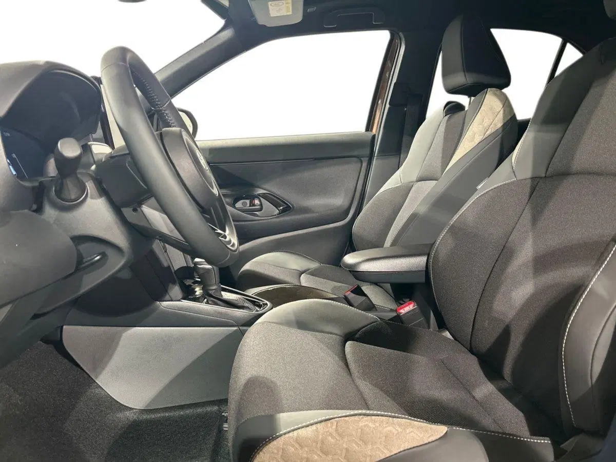 Toyota Yaris Cross nuova a Lecco (10)