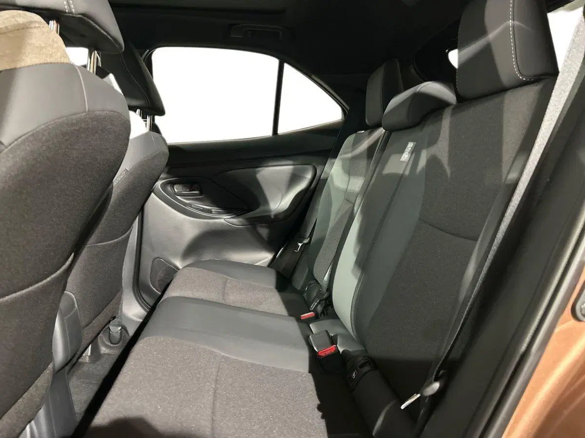 Toyota Yaris Cross nuova a Lecco (11)