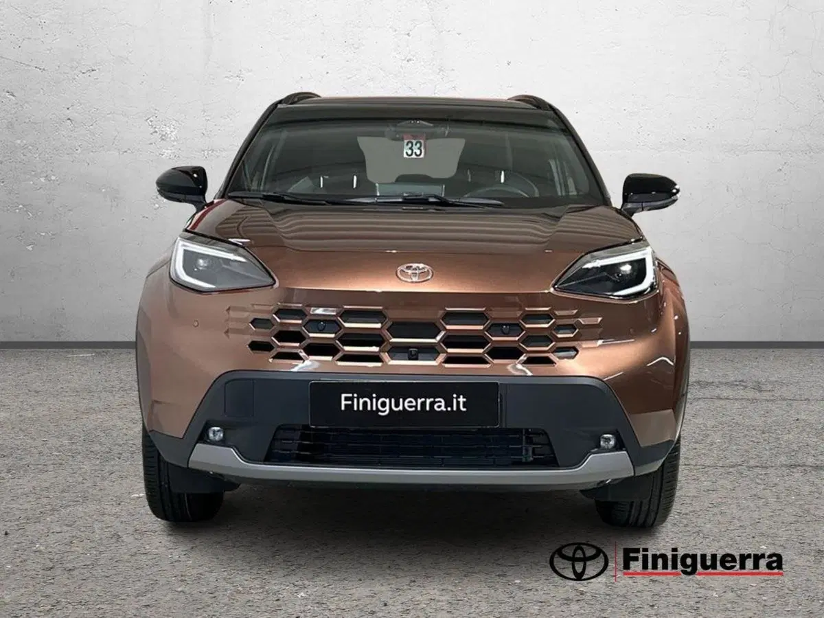 Toyota Yaris Cross nuova a Lecco (2)
