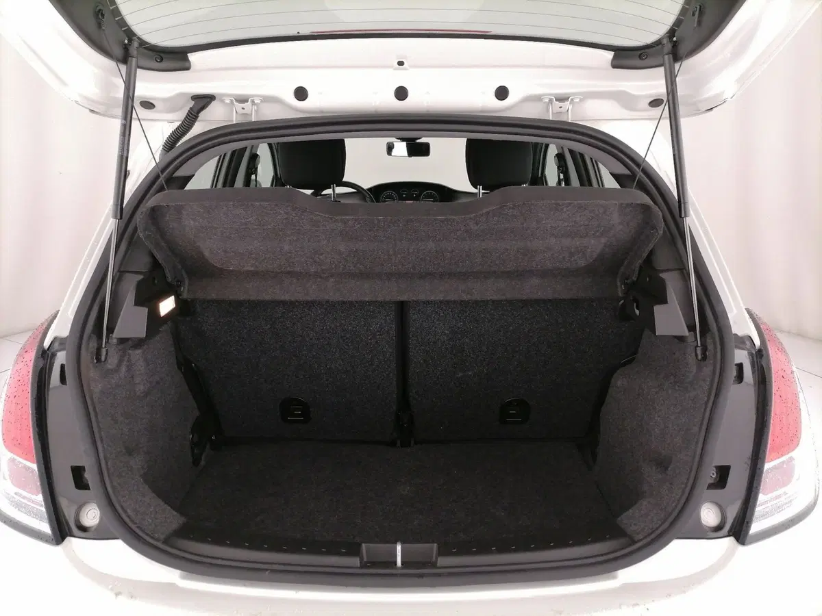 Lancia Ypsilon usata a Roma (10)