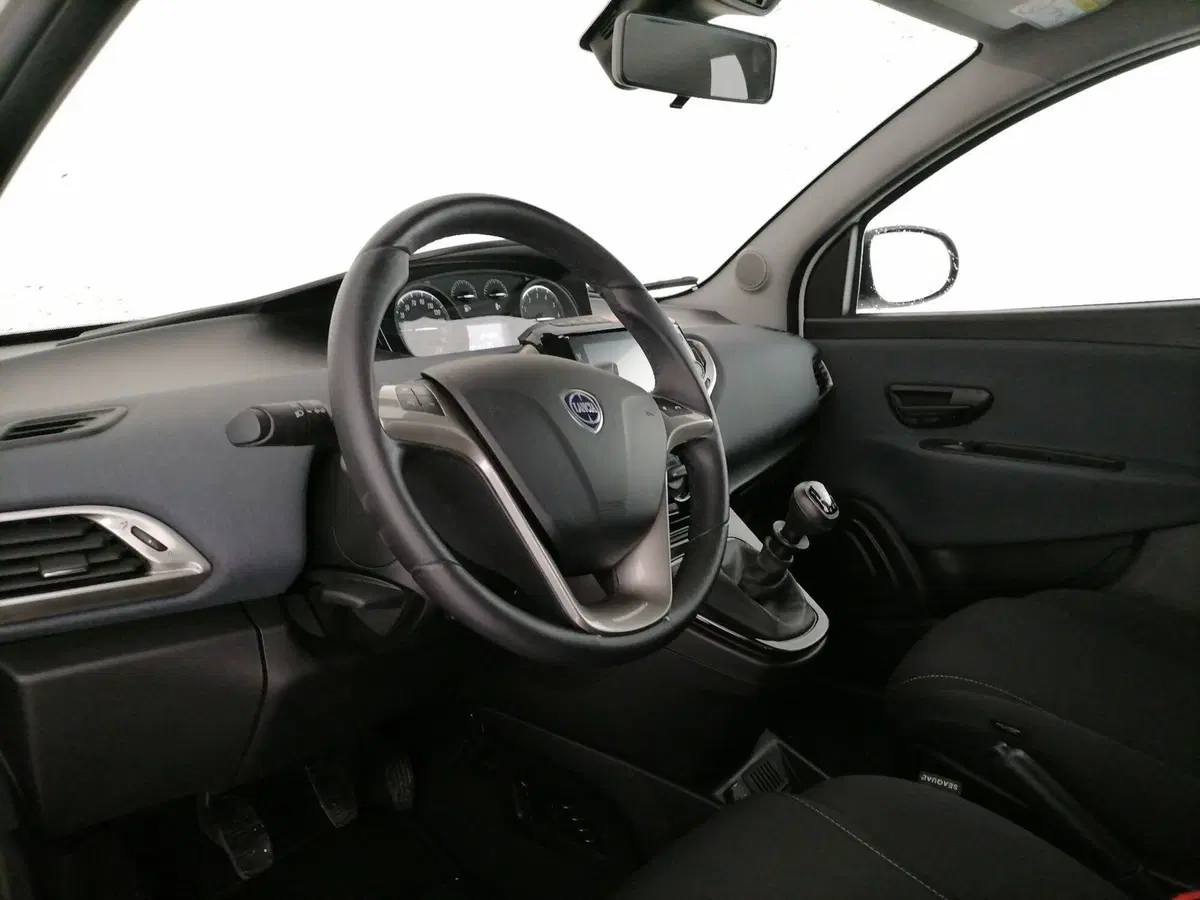 Lancia Ypsilon usata a Roma (11)