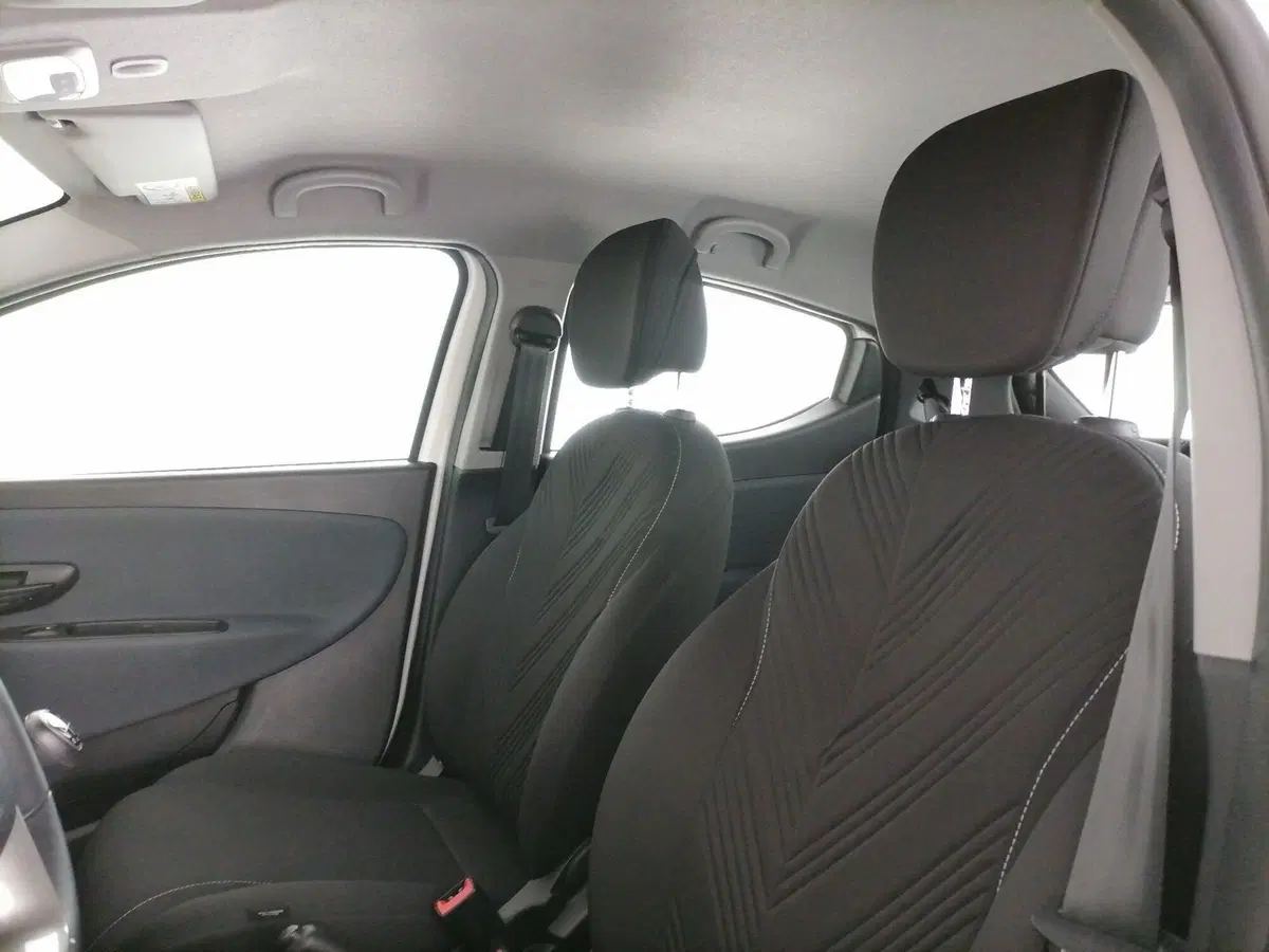 Lancia Ypsilon usata a Roma (12)