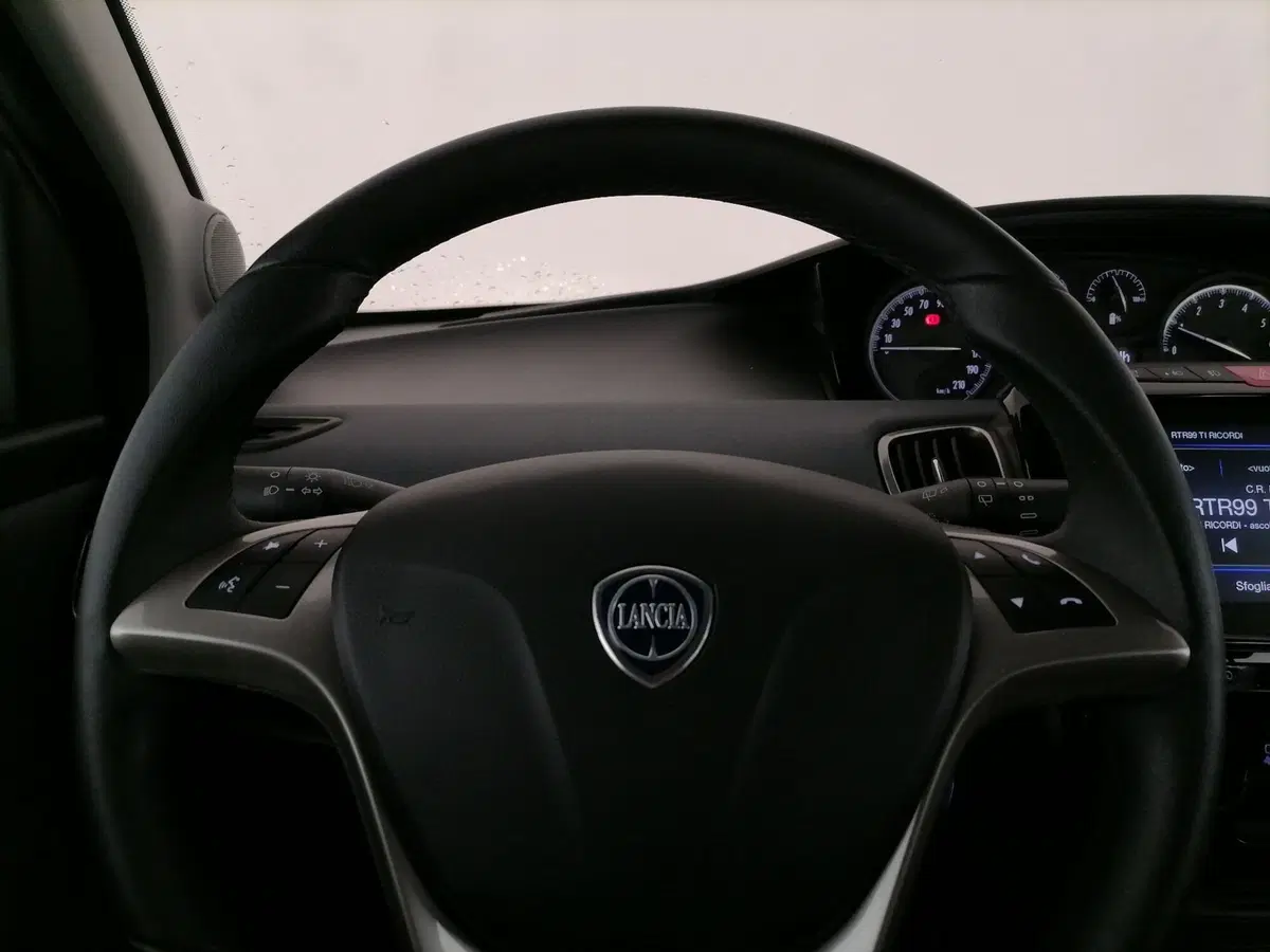 Lancia Ypsilon usata a Roma (16)