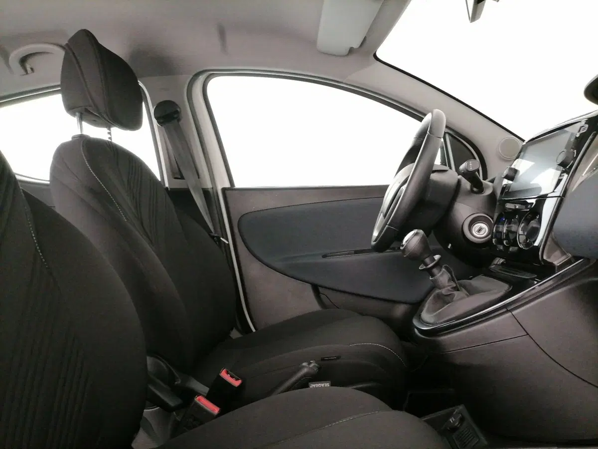 Lancia Ypsilon usata a Roma (6)