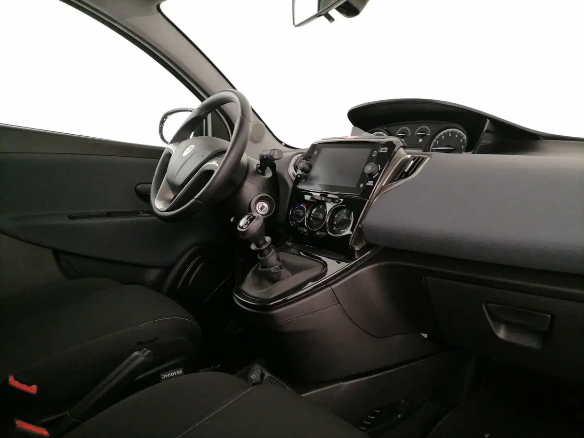 Lancia Ypsilon usata a Roma (7)