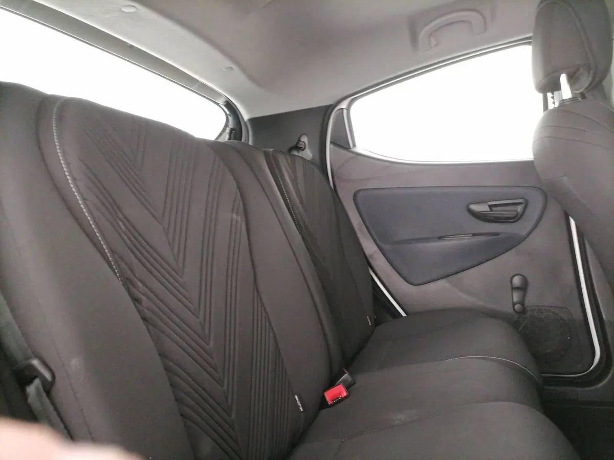 Lancia Ypsilon usata a Roma (8)