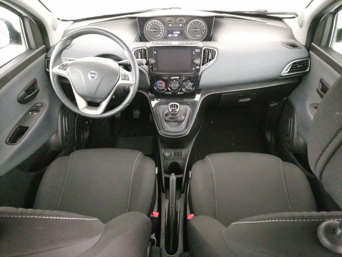 Lancia Ypsilon usata a Roma (9)