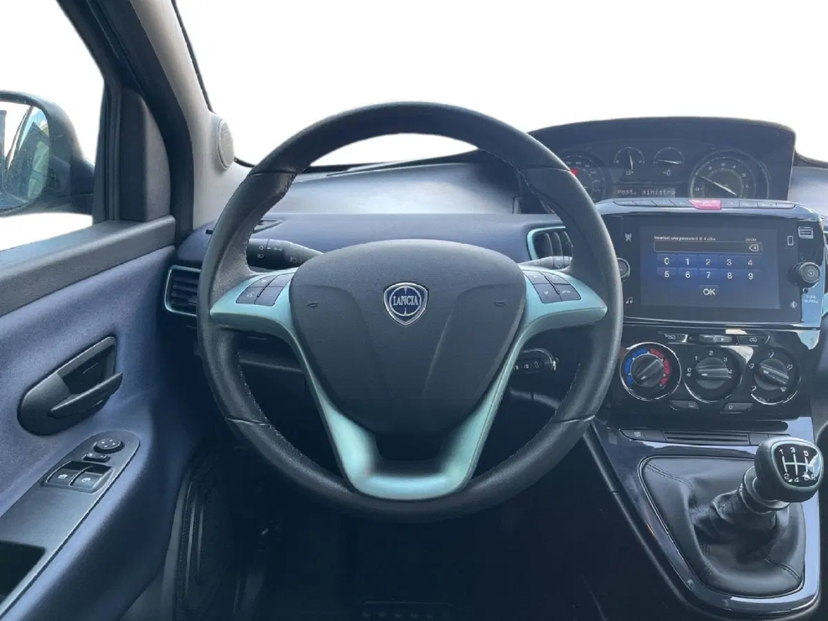 Lancia Ypsilon usata a Torino (10)