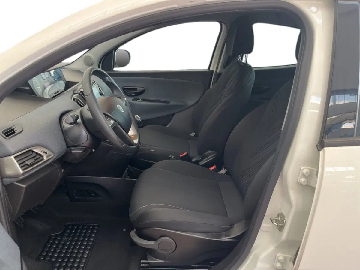 Lancia Ypsilon usata a Torino (10)
