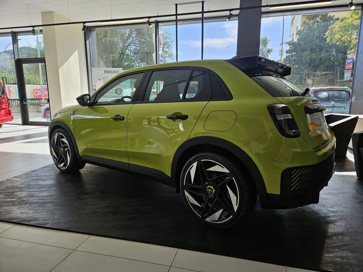 Abarth 600e nuova a Matera (4)