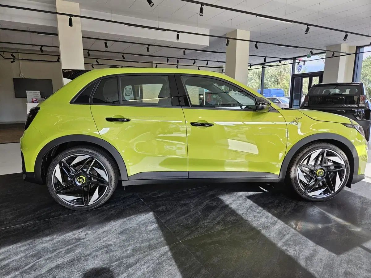 Abarth 600e nuova a Matera (7)