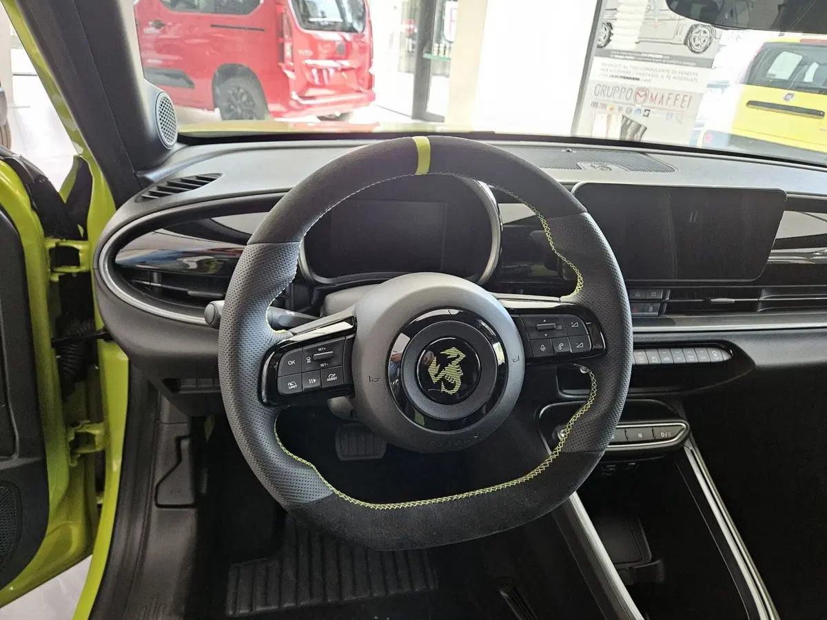 Abarth 600e nuova a Matera (9)