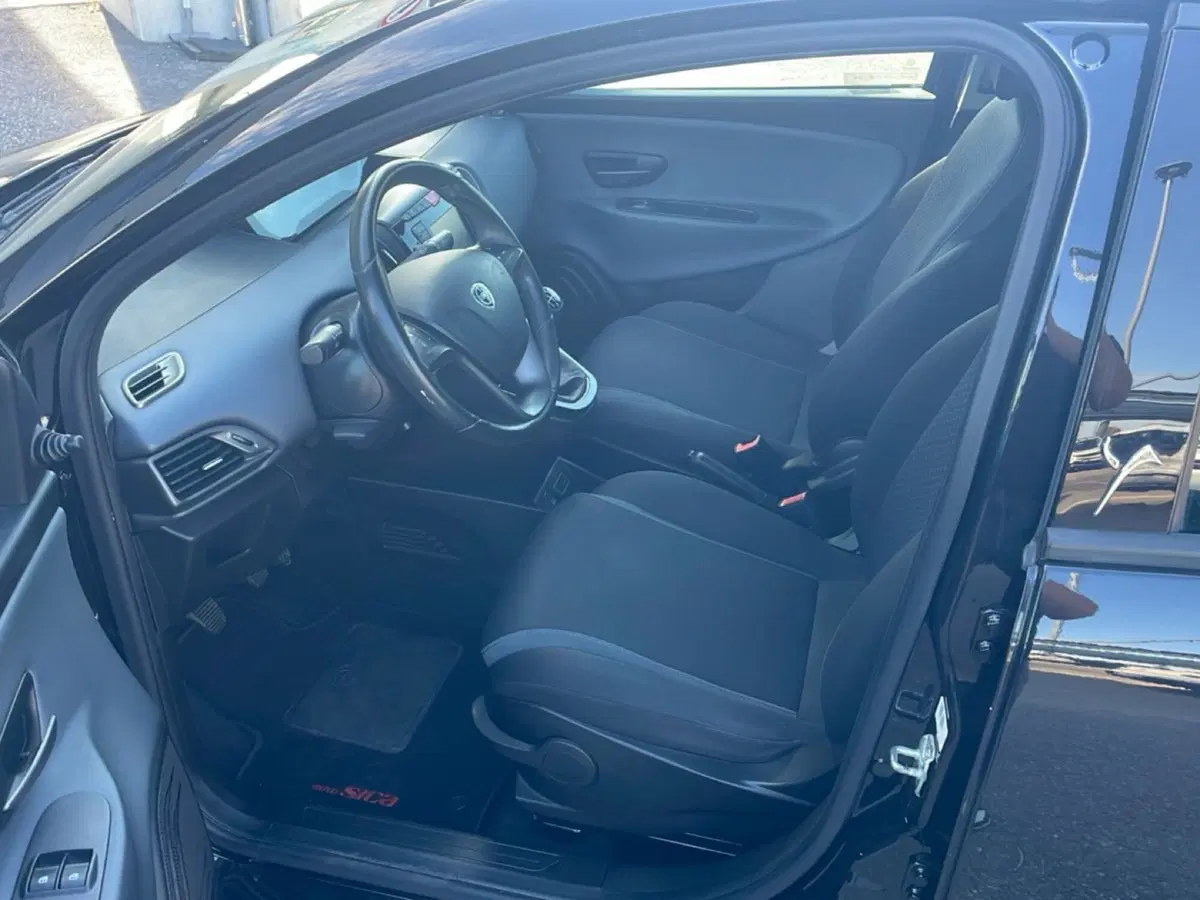 Lancia Ypsilon usata a Bologna (12)