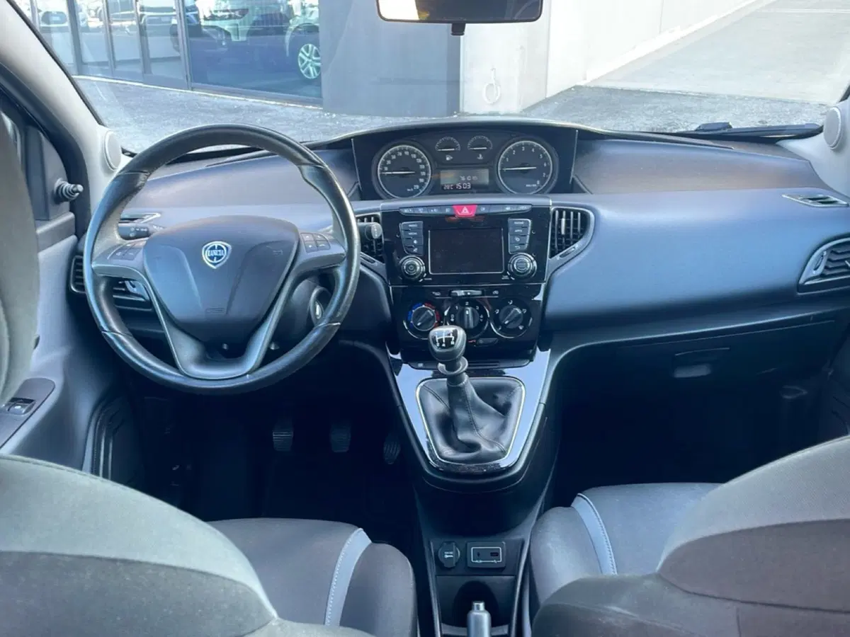 Lancia Ypsilon usata a Bologna (13)