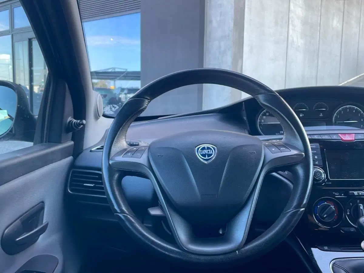 Lancia Ypsilon usata a Bologna (14)