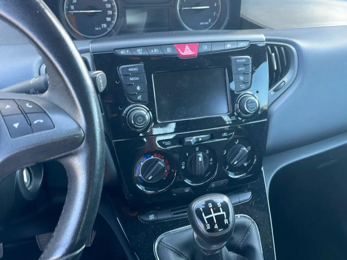 Lancia Ypsilon usata a Bologna (19)