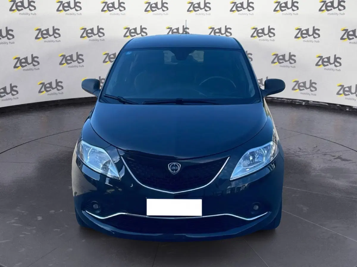 Lancia Ypsilon usata a Bologna (2)