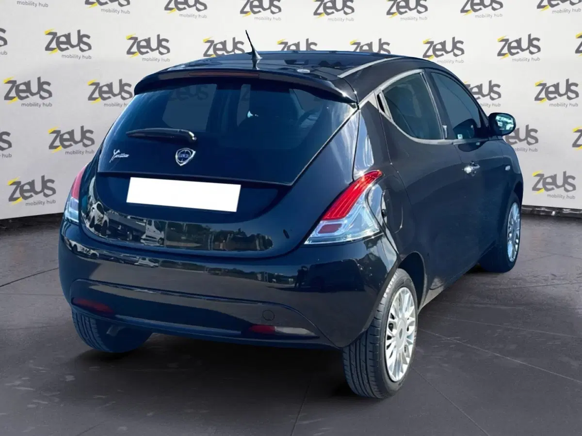 Lancia Ypsilon usata a Bologna (6)