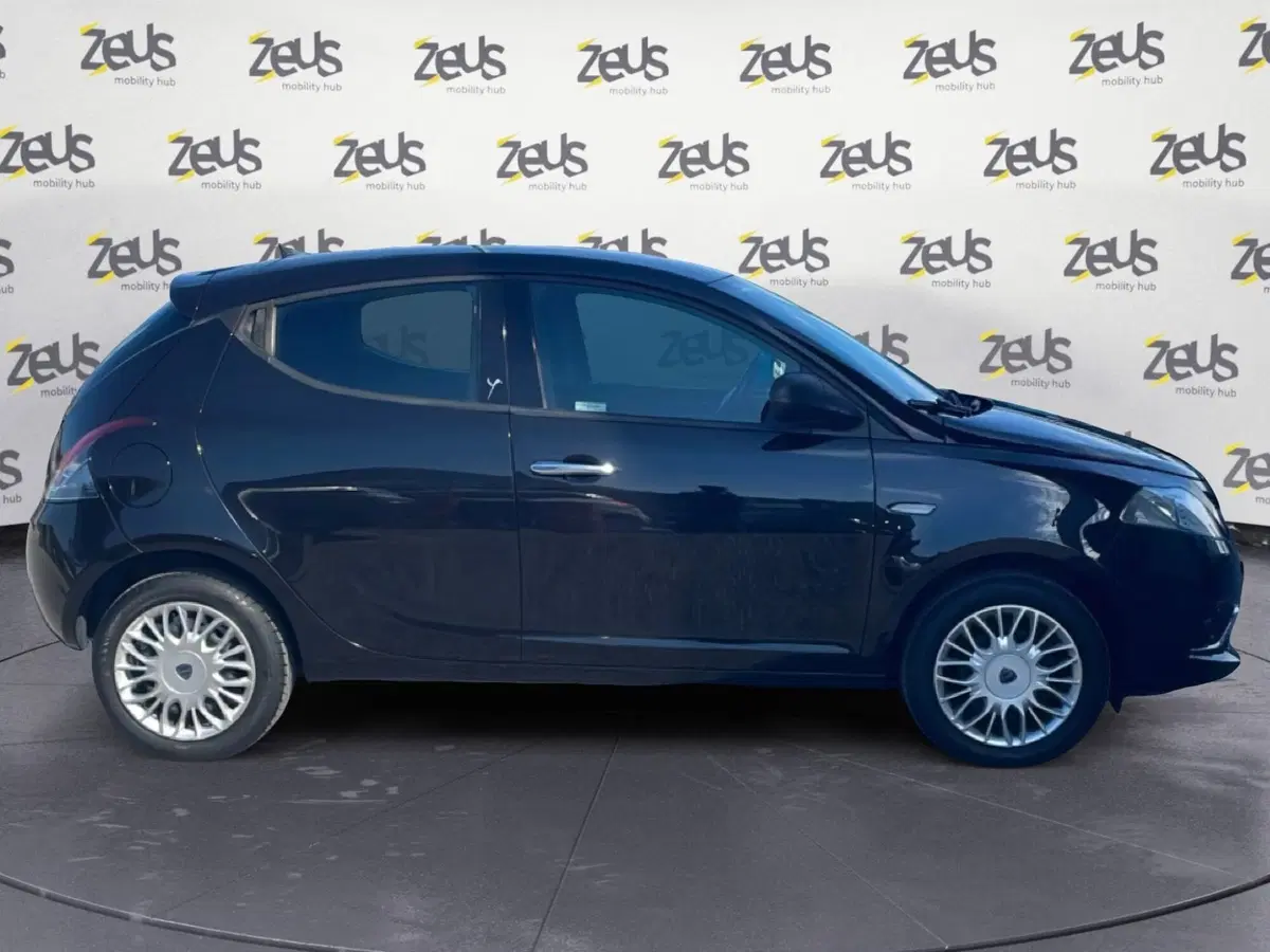 Lancia Ypsilon usata a Bologna (7)