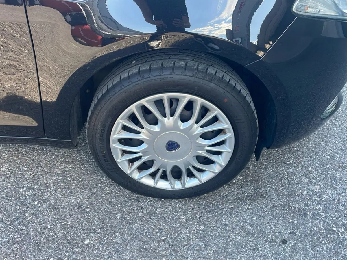 Lancia Ypsilon usata a Bologna (9)