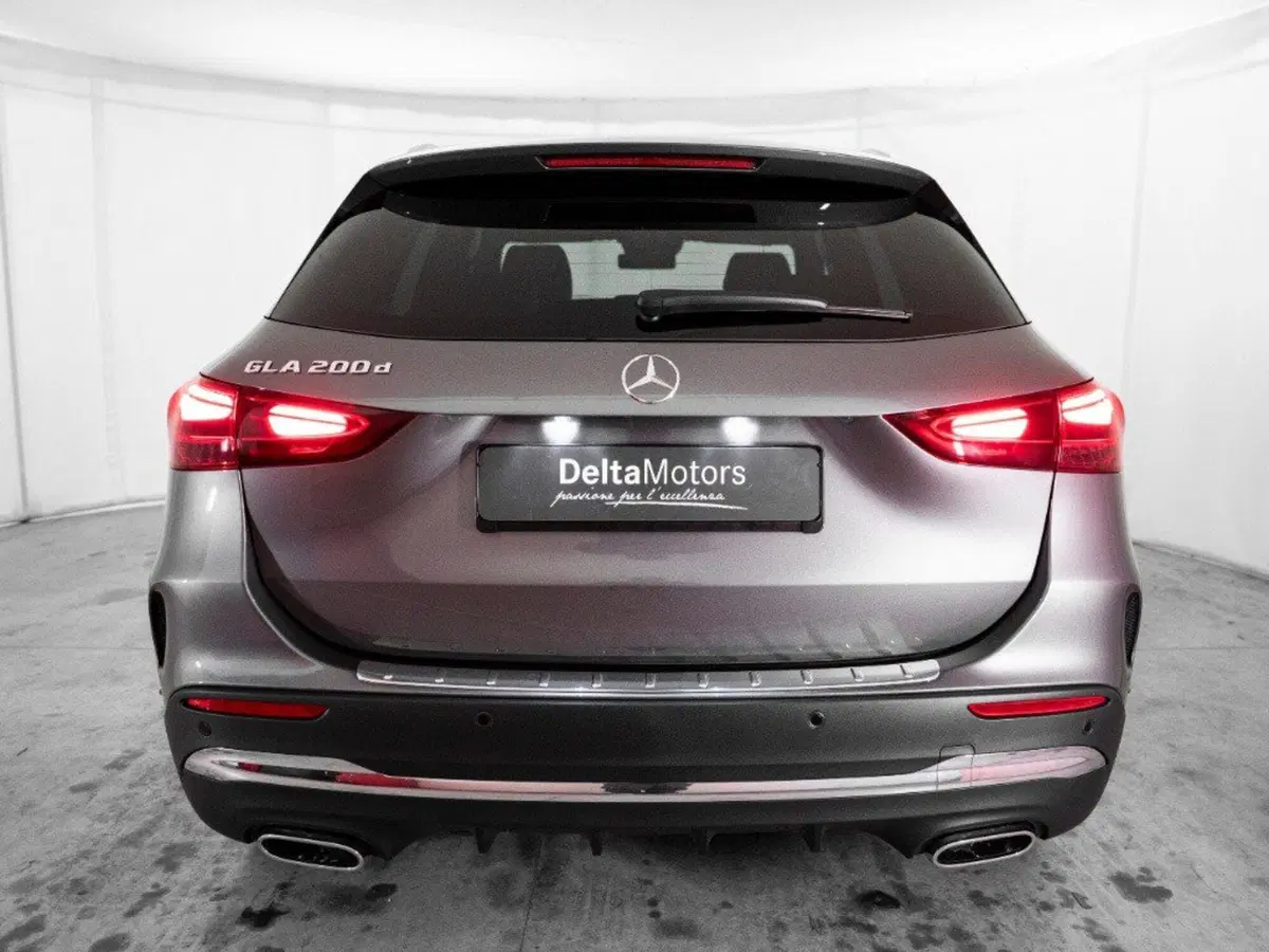Mercedes-Benz GLA SUV nuova a Macerata (2)