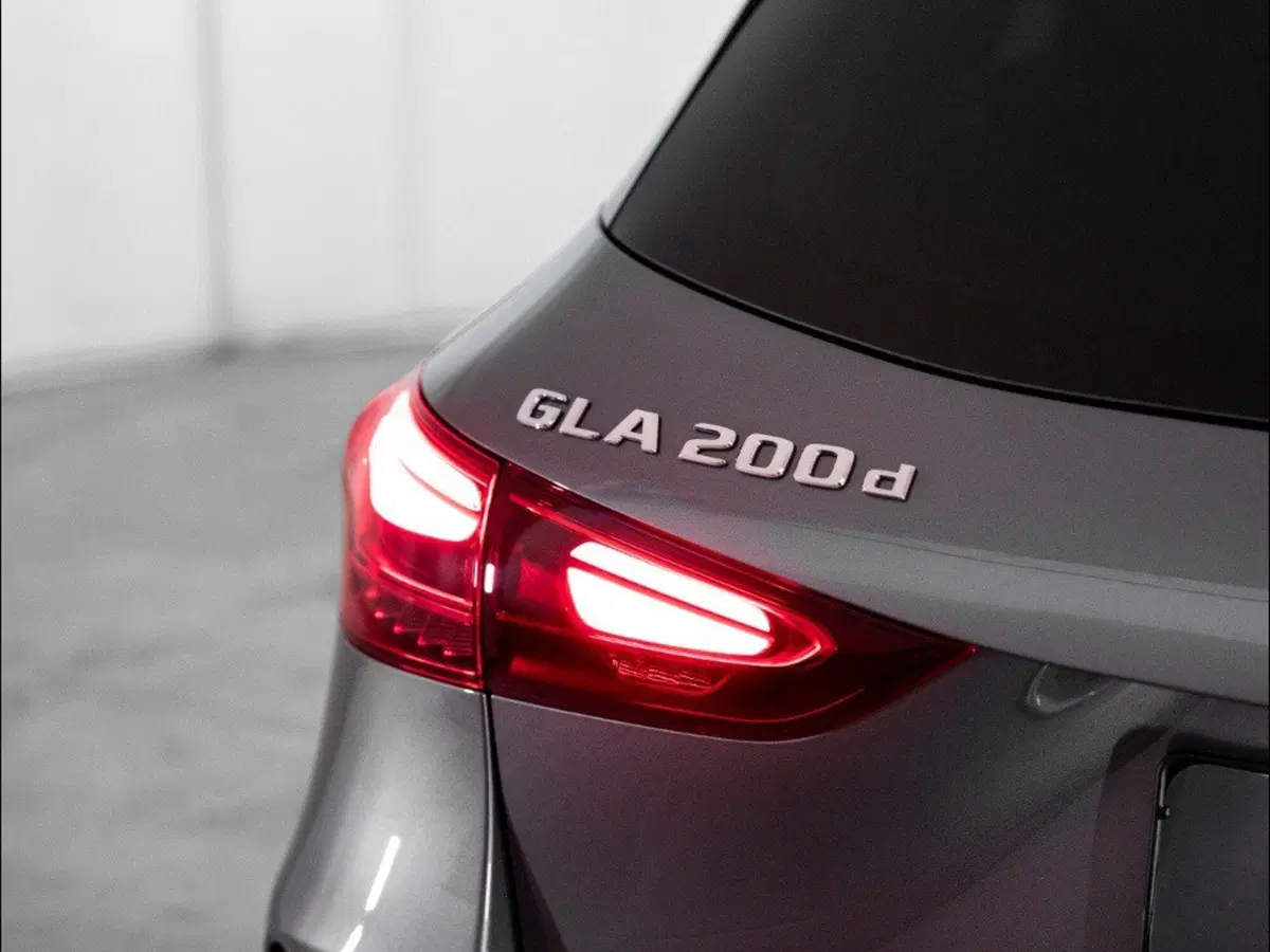 Mercedes-Benz GLA SUV nuova a Macerata (4)
