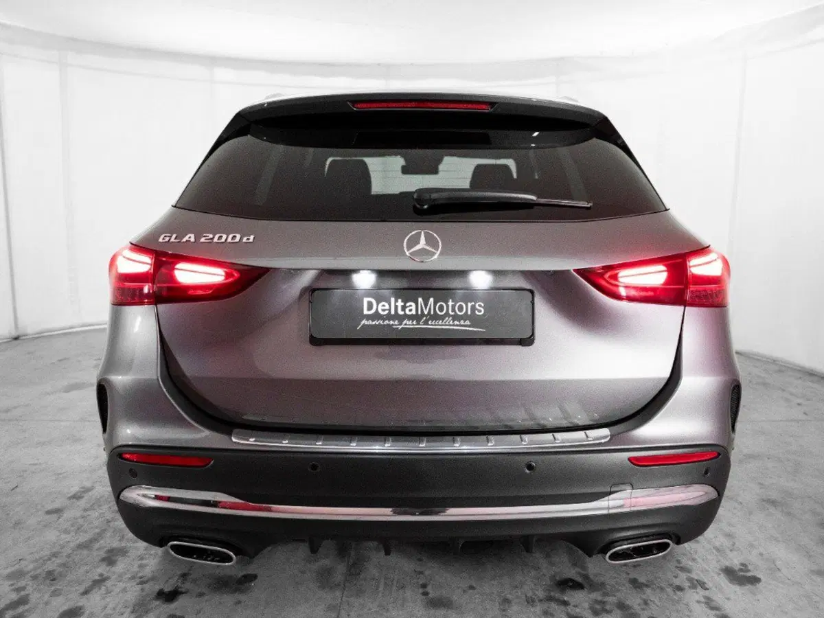 Mercedes-Benz GLA SUV nuova a Macerata (2)