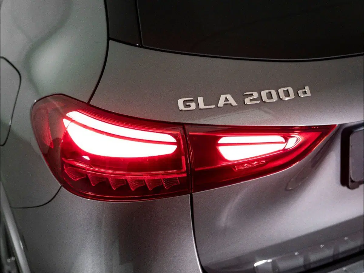 Mercedes-Benz GLA SUV nuova a Macerata (3)