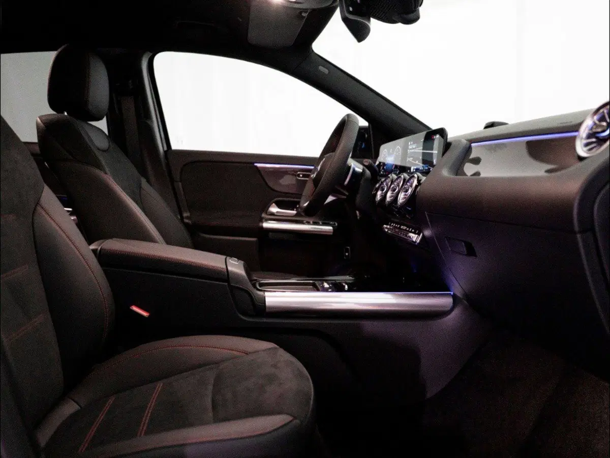 Mercedes-Benz GLA SUV nuova a Macerata (7)