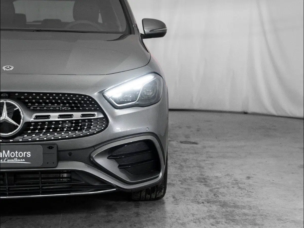 Mercedes-Benz GLA SUV nuova a Macerata (2)