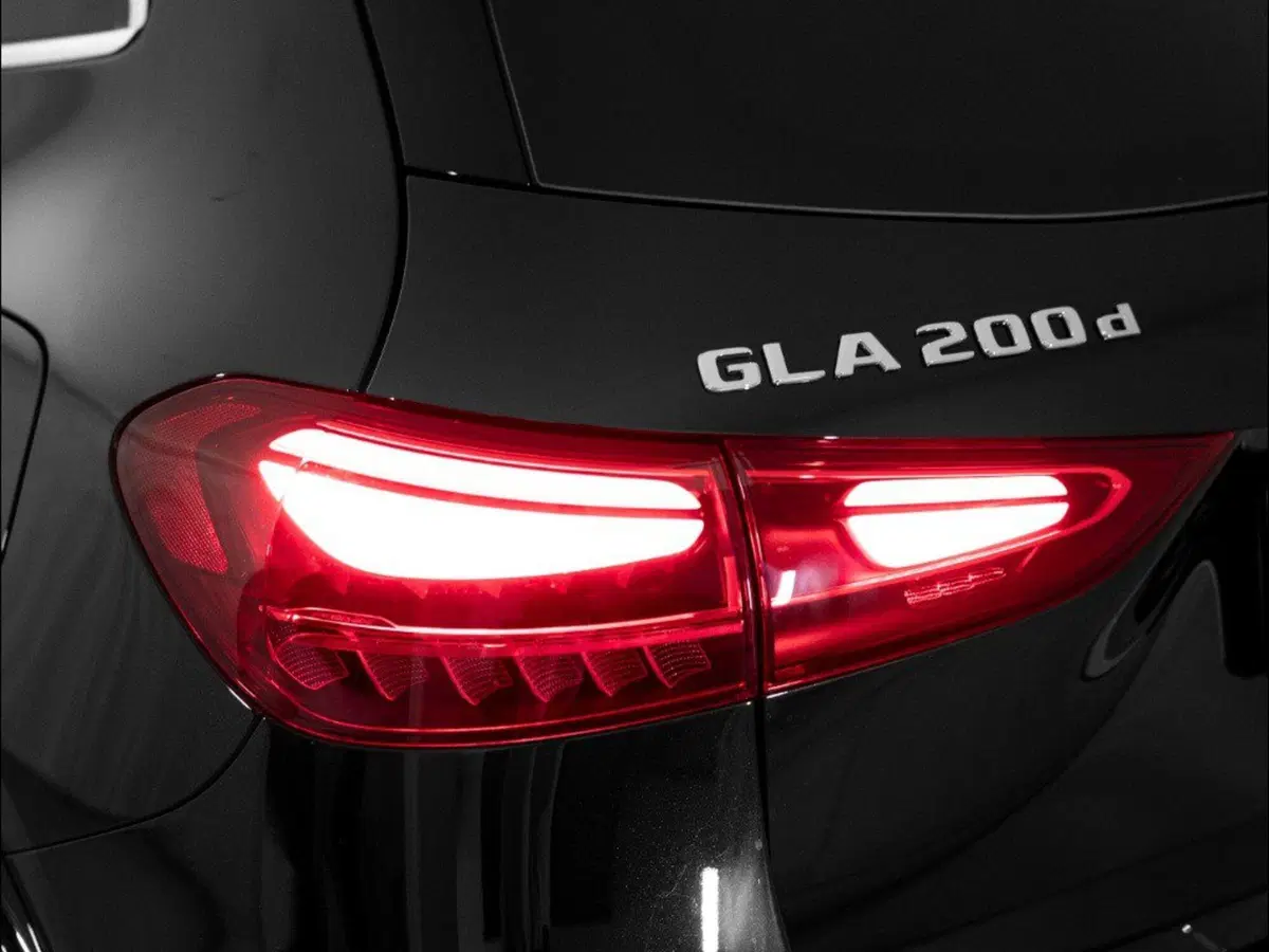 Mercedes-Benz GLA SUV nuova a Macerata (2)