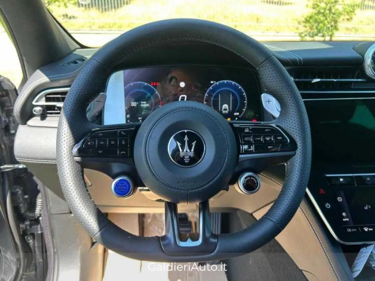 Maserati Grecale nuova a Salerno (9)
