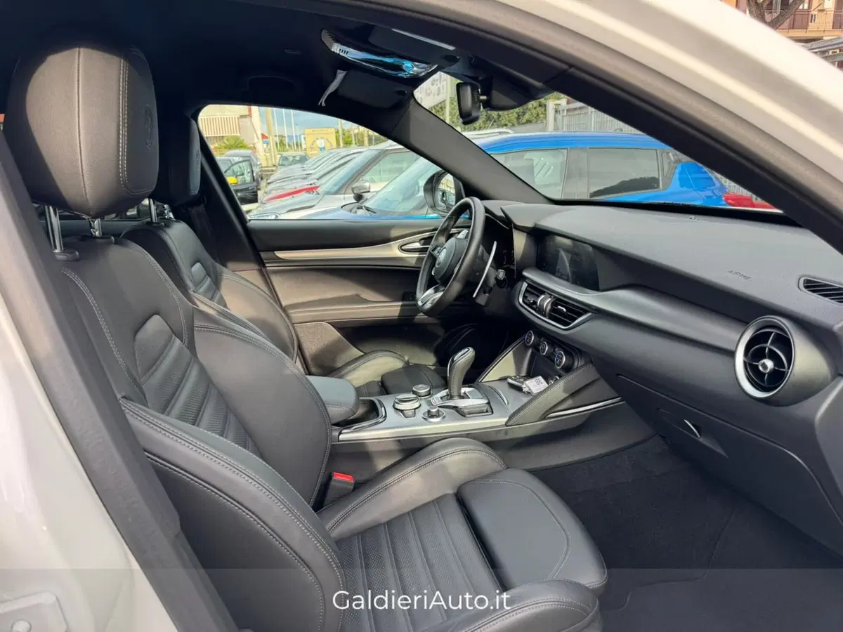 Alfa Romeo Stelvio usata a Salerno (5)