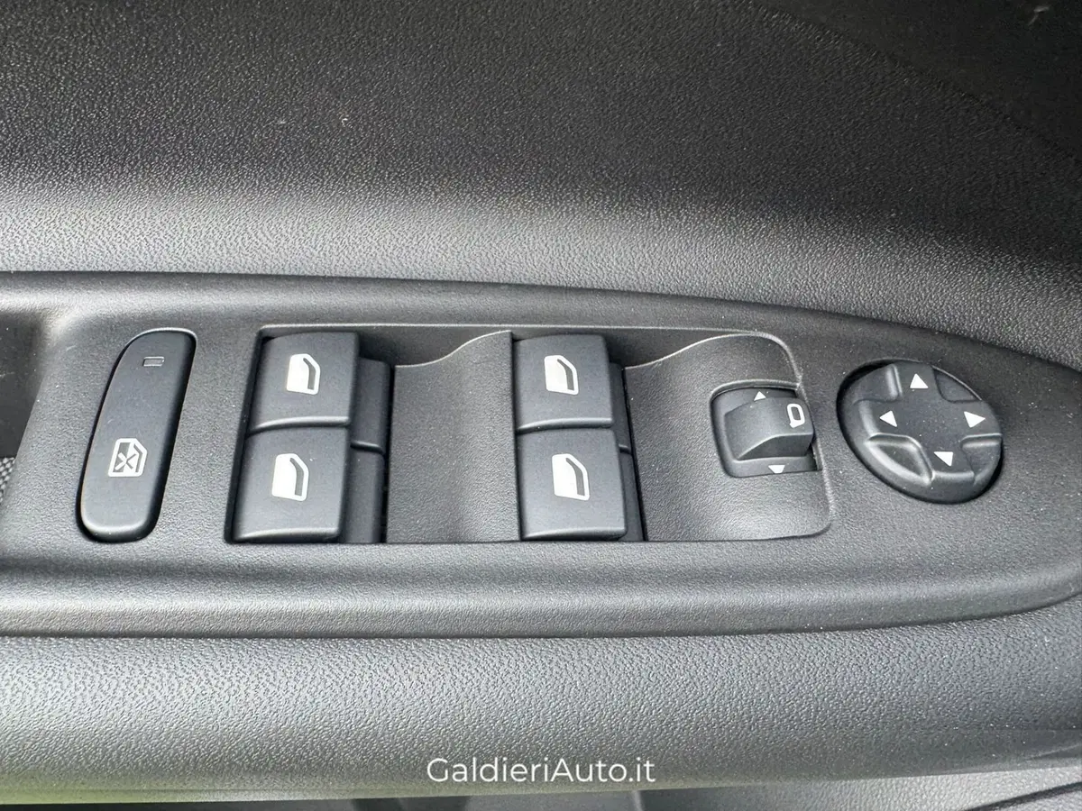 Jeep Avenger nuova a Salerno (11)