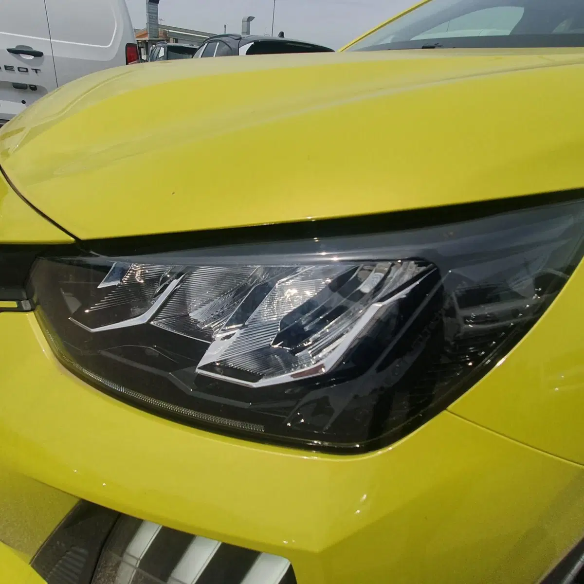 Peugeot 208 nuova a Frosinone (12)