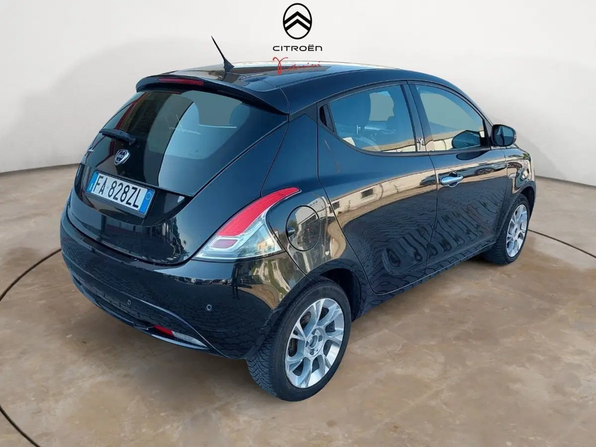 Lancia Ypsilon usata a Pavia (2)