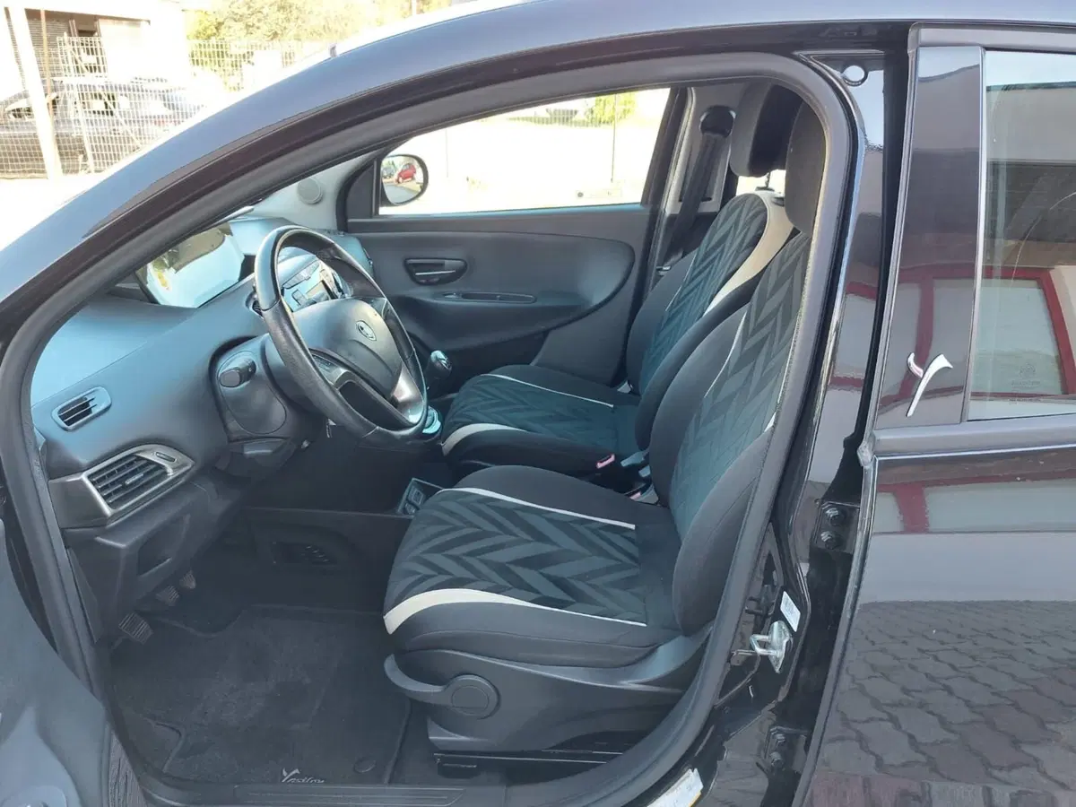 Lancia Ypsilon usata a Pavia (3)