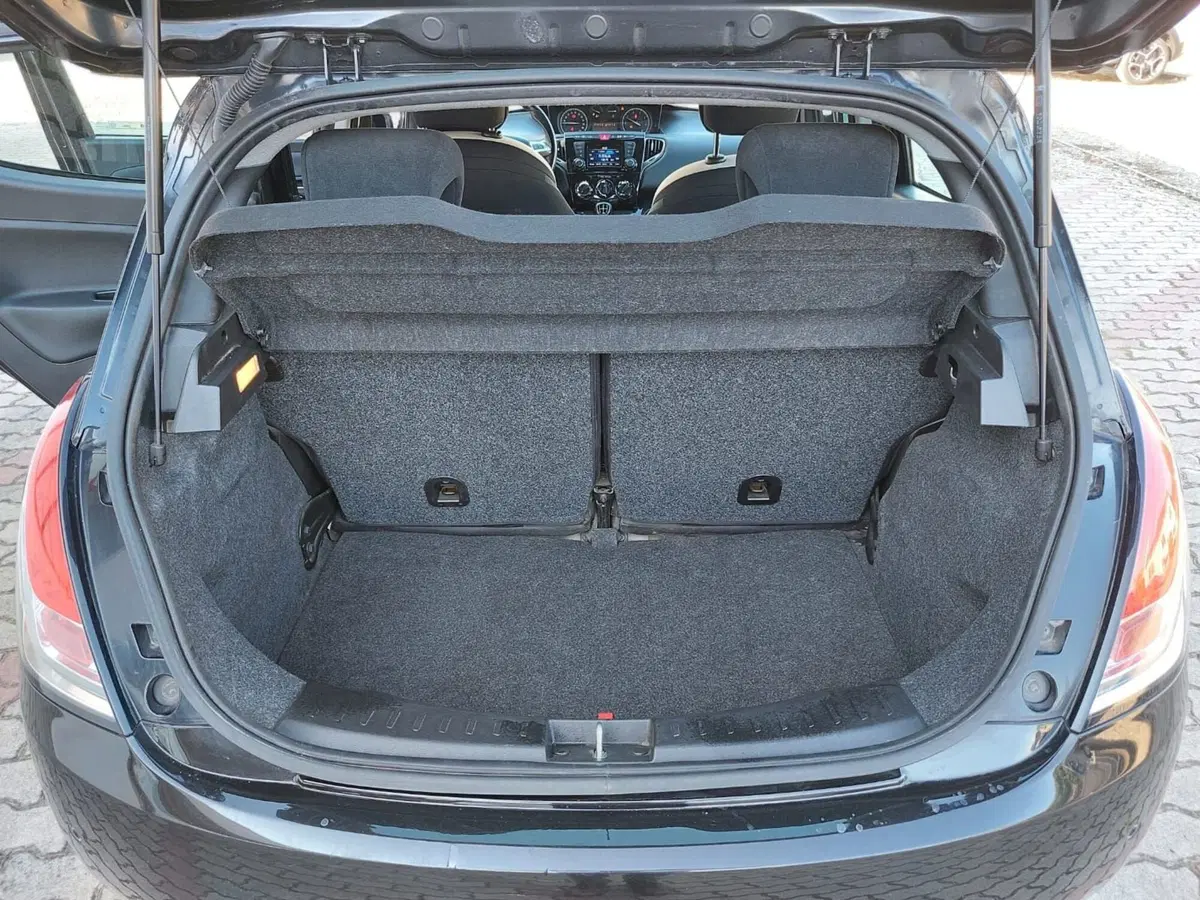 Lancia Ypsilon usata a Pavia (5)