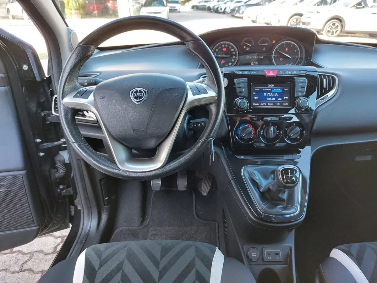 Lancia Ypsilon usata a Pavia (6)