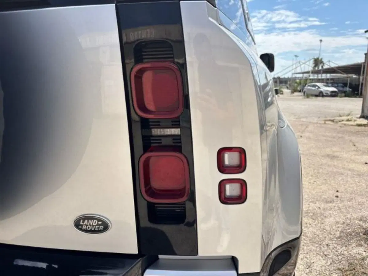 Land Rover Defender usata a Lecce (9)