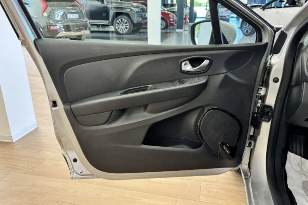 Renault Clio usata a Latina (12)