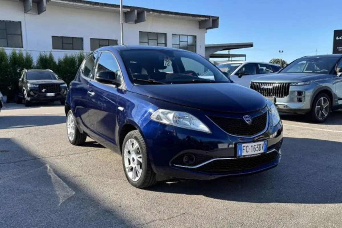 Lancia Ypsilon usata a Latina