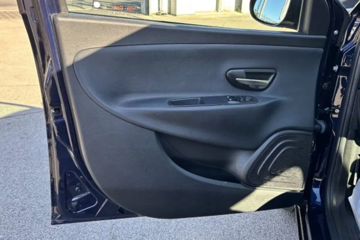 Lancia Ypsilon usata a Latina (12)